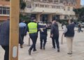 Qytetarët e ndikuar nga projekti TID kërkojnë sqarime nga kryetarin e Këshillit të Qarkut Durrës, ndërsa policia e mbron dhe e shoqëron në drejtim të bashkisë.