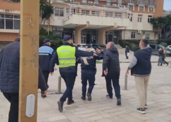 Qytetarët e ndikuar nga projekti TID kërkojnë sqarime nga kryetarin e Këshillit të Qarkut Durrës, ndërsa policia e mbron dhe e shoqëron në drejtim të bashkisë.