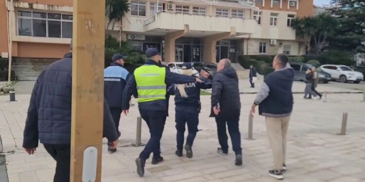 Qytetarët e ndikuar nga projekti TID kërkojnë sqarime nga kryetarin e Këshillit të Qarkut Durrës, ndërsa policia e mbron dhe e shoqëron në drejtim të bashkisë.