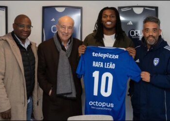 Rafael Leao rikthehet në vendlindje; një vizitë befasuese te Amora FC, klubi ku ka filluar karrierën e tij.