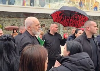 Rama konfrontohet me qytetarët pas takimit me banorët e Durrësit: 'Ju jeni PD, s’keni lidhje' dhe 'Projekti TID vazhdon pa ndalur'