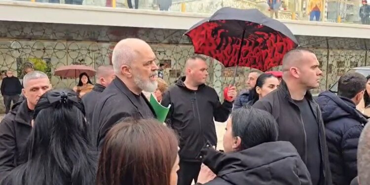 Rama konfrontohet me qytetarët pas takimit me banorët e Durrësit: 'Ju jeni PD, s’keni lidhje' dhe 'Projekti TID vazhdon pa ndalur'