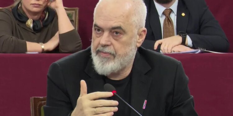 Rama përgjigjet akuzave të Berishës: 'Kam udhëtuar me helikopter për në Korçë dhe po shoqëroj investitorë edhe në Vlorë'