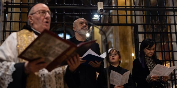 Rama viziton Genazzano në Vatikan, kryeministri publikon fotografitë: Pranë Zojës së Shqipërisë, gjithmonë qëndron edhe flamuri ynë kombëtar.