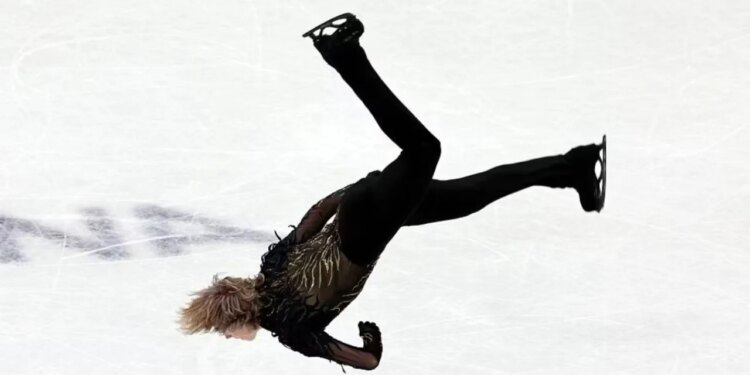 “Rënia e Perëndive”: Mbretëresha e Akullit Malinin bie dhe shpërthen në lot.