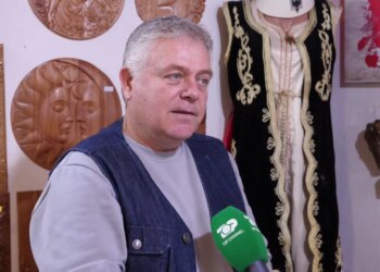 Rikthimi i dhomave shqiptare: Mjeshtri i punimeve me dru në Elbasan përpiqet të restaurojë tavanet dekorative.