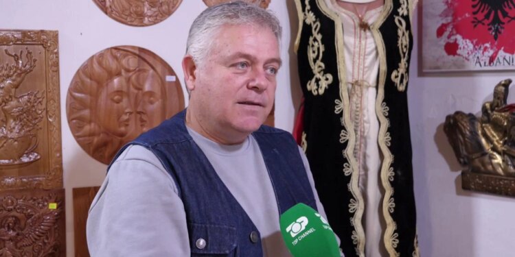 Rikthimi i dhomave shqiptare: Mjeshtri i punimeve me dru në Elbasan përpiqet të restaurojë tavanet dekorative.