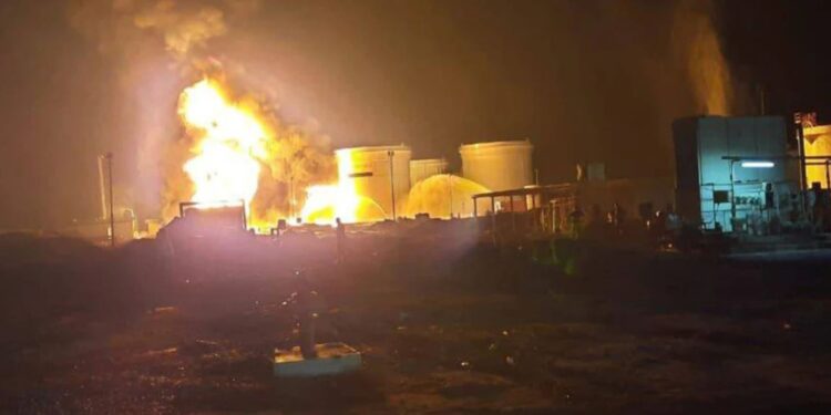 Rrëfimi i një shpërthimi në një rafineri nafte në Irak: Një punëtor i vdekur, 13 të plagosur.