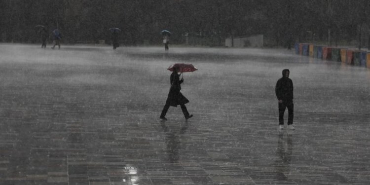 Rreshje të sporadike shiu, parashikimi i motit për këtë të diel