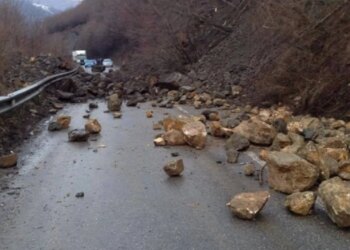 Rrëshqitja e dheut bllokon rrugën Librazhd- Qafë Thanë, ndalon qarkullimin e automjeteve.