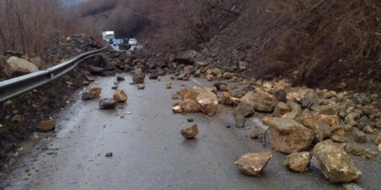 Rrëshqitja e dheut bllokon rrugën Librazhd- Qafë Thanë, ndalon qarkullimin e automjeteve.