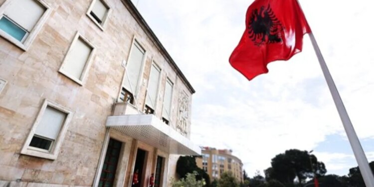 Rritja e pagave përfshin gjithashtu punonjësit e administratës publike, Gardës, Policisë së Burgjeve dhe sektorit të shëndetësisë.