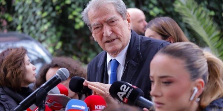 “Rritja e pakuptimtë e pagave”/ Berisha reagon ndaj deklaratës së Ramës: Mercenarit të Skapit i ka caktuar pagë prej 7 mijë eurosh.