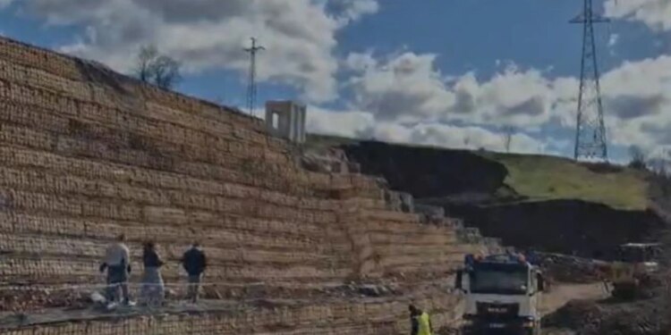 Rruga Përrenjas-Librazhd e bllokuar nga rrëshqitjet masive, pritshmëri për hapjen e saj të hënën / Bypass i gatshëm nesër për të lehtësuar kalimin në zonën e dëmtuar.