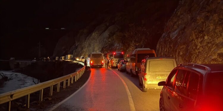 Rruga në Lozhan e mbyllur nga një trajler, policia ndalon qarkullimin e mjeteve në hyrje të Maliqit. Qindra qytetarë dhe fëmijë në radhë të gjatë.