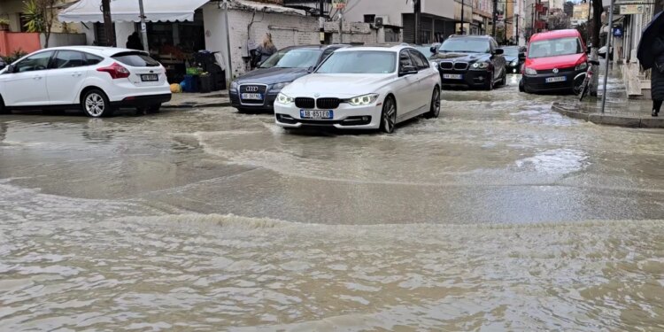 Rrugët e Durrësit nën ujë: Vështirësi për këmbësorët dhe automjetet