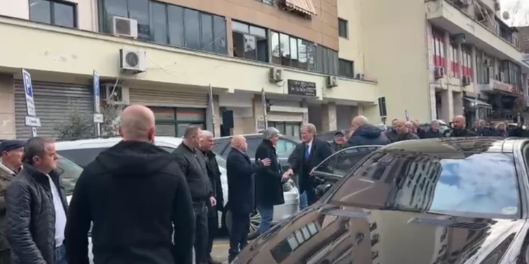 Sali Berisha arrin në SPAK për masën e "detyrimit të paraqitjes", e pritur nga mbështetësit e tij