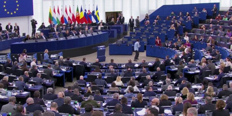 Sanksionet ndaj Rusisë dështojnë: Hungaria vendos veton për naftën, BE-ja dështon në 4-vjetorin e luftës.