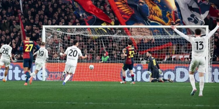 Serie A/Napoli triumfon ndaj Genoas me 10 lojtarë pas një përfundimi dramatik të ndeshjes