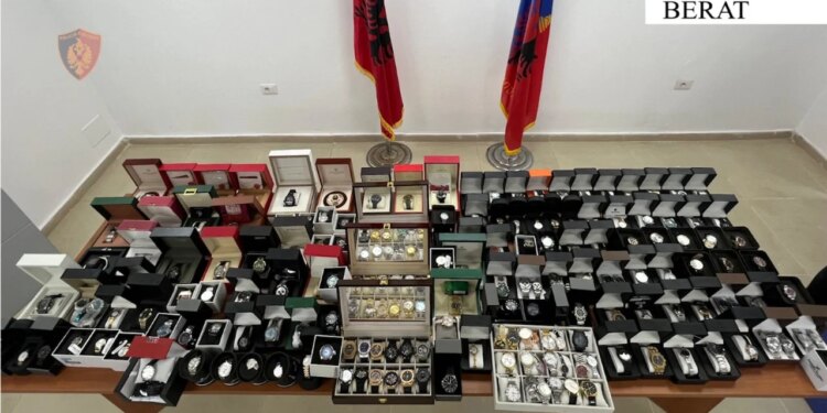 Shiste orë "Rolex" të falsifikuara, pronari i dyqanit në Berat përballet me pasojat e kontrabandës