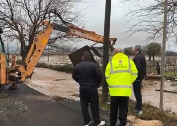 Shiu i fortë sjell vështirësi në fshatin Bardhaj të Shkodrës, oborret e dhjetra shtëpive përmbyten.