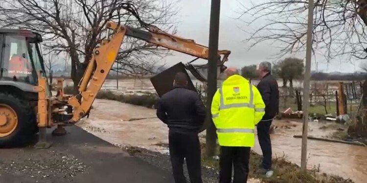 Shiu i fortë sjell vështirësi në fshatin Bardhaj të Shkodrës, oborret e dhjetra shtëpive përmbyten.