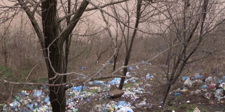 Shkumbini, Lumë i Mbeturina: Përmbytjet Sillnin Tonelata Mbeturinash në Luginë, Heqen nga Banorët e Zonës