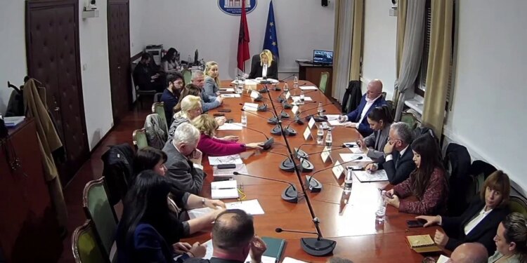 Shmangni taksimin e librave: Autorët protestojnë kundër TVSH 6% dhe kërkojnë formalizimin e tregut