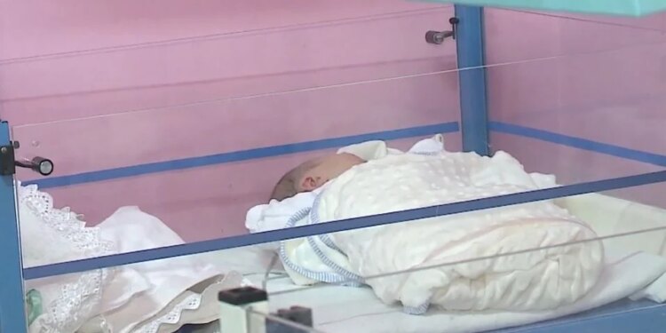 Shqipëria po përballet me një plakje të shpejtë: Rënie e theksuar e lindjeve, vendi në rrugën drejt tkurrjes demografike.