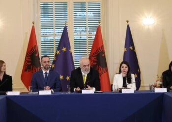 "Shumica në paraburgim për abuzim me detyrën" / Rama ironizon gjyqtarët dhe prokurorët: Po na surprizoni.