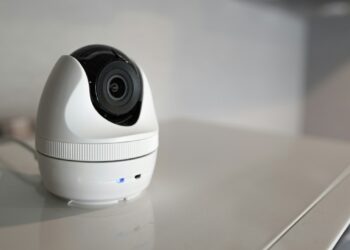 Si të identifikoni kamerat e fshehta në hotele dhe apartamente me qira ditore: këshillat e ekspertëve