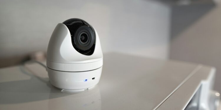 Si të identifikoni kamerat e fshehta në hotele dhe apartamente me qira ditore: këshillat e ekspertëve