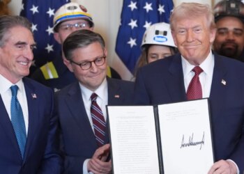 Siguria Kombëtare: Trump nxit Pentagonin të përdorë energjinë nga qymyri, përkundër ndotjes cilësore që shkakton.