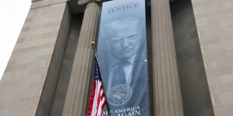 “Siguria në Amerikë: Banderola me fotografinë e Trump-it e vendosur në Departamentin e Drejtësisë në Washington, qëllimi i dyshuar është…”