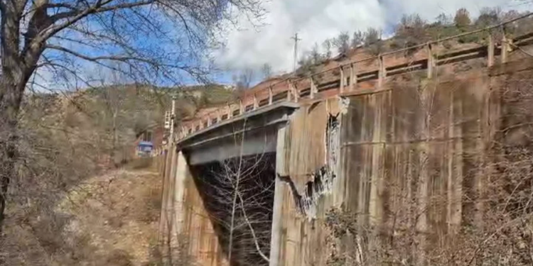 Situata në aksin Librazhd-Pogradec është përkeqësuar: Ura cënohet dhe rrezikon të shembet, ndërsa lëvizja e këmbësorëve ndalohet.