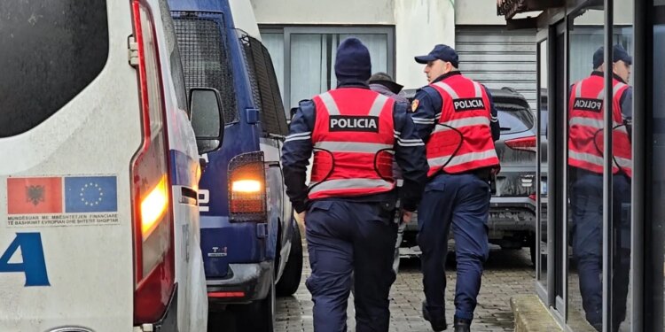 Skandali i mbetjeve "Kurum", 20 të arrestuarit paraqiten në Gjykatën e Durrësit.