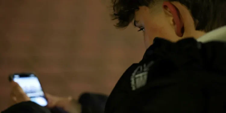 Spanja vendos masa të rrepta: Fëmijët nën 16 vjeç nuk do të kenë më akses në rrjetet sociale.