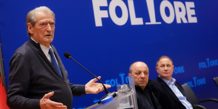 "Tani, shpresa jonë e vetme jemi ne", Berisha për demokratët: Rama po injoron ultimatumet e Brukselit që do të çojnë në ndalimin e procesit të integrimit.