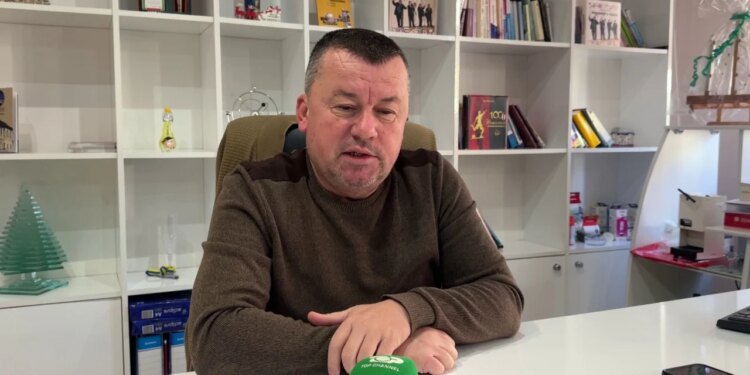 Të huajt po zbulohen për Vlorën, rriten kërkesat për punë dhe akomodim. Më të shumtë janë ata nga Italia, Ukraina dhe India.