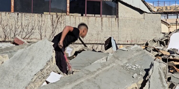 Të pastrehë pas përmbytjeve në Durrës: Autoritetet vendosin të pastrojnë kanalin kullues, por familjet kërkojnë zgjidhje.