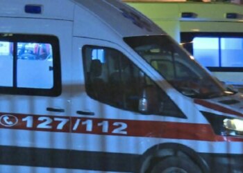 Të reja nga Korça: Një adoleshent godet me thikë një burrë 34-vjeçar në një bar.