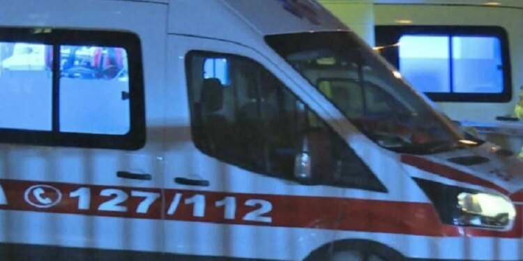 Të reja nga Korça: Një adoleshent godet me thikë një burrë 34-vjeçar në një bar.