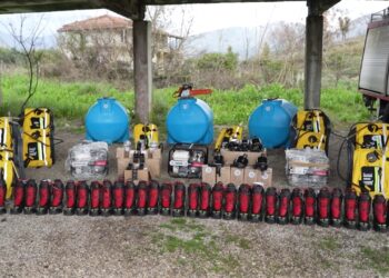 Të rinjtë kontribuojnë për zjarrfikësit, nisma në Finiq për mbështetje me pajisje për trupin e zjarrfikësve