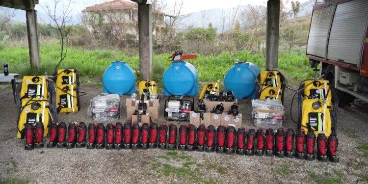 Të rinjtë kontribuojnë për zjarrfikësit, nisma në Finiq për mbështetje me pajisje për trupin e zjarrfikësve