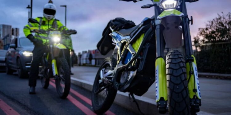 Të rinjtë të përfshirë në bandat kriminale në Londër, vjedhin telefona dhe i shesin përmes Snapchat-it.