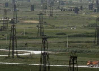 Tension në Kuçovë: Pas pushimit nga puna, një grua ngjitet në një kullë të naftës dhe kërcënon me vetëvrasje.