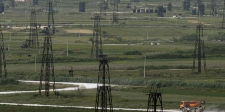 Tension në Kuçovë: Pas pushimit nga puna, një grua ngjitet në një kullë të naftës dhe kërcënon me vetëvrasje.