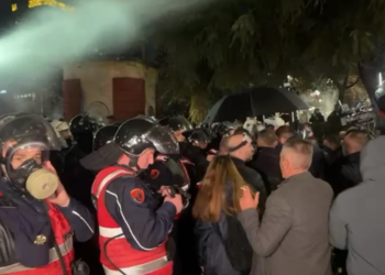 Tensionet vazhdojnë para Kuvendit/ Protestuesit hedhin Molotov, policia përgjigjet me gaz lotsjellës.