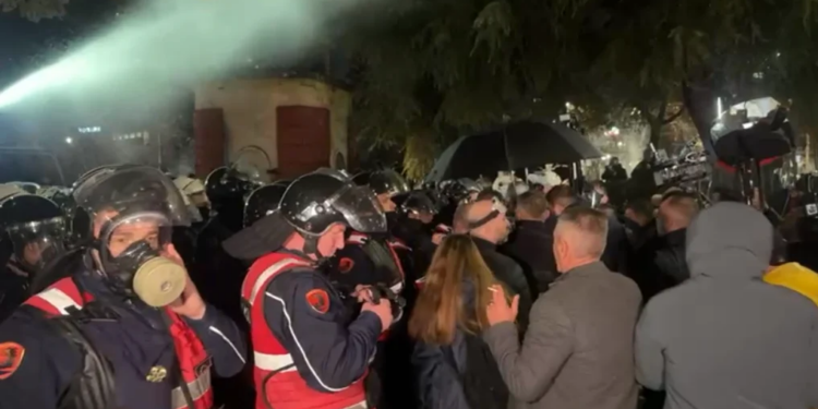 Tensionet vazhdojnë para Kuvendit/ Protestuesit hedhin Molotov, policia përgjigjet me gaz lotsjellës.