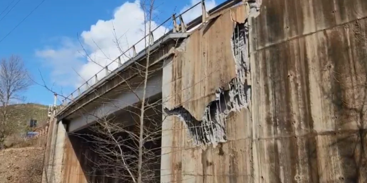 Totalisht i bllokuar aksi rrugor Librazhd-Prrenjas, rrezikohet shembja e urës / Kreu i ARRSH: Betoni po shkëputet, nuk dimë sa do të zgjasin punimet.